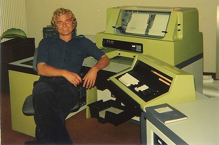 Helmut Ebner (1973) am Kienzle-Computer mit Drucker, Peripherie aber kein Bildschirm sondern Console mit Zeilendisplay 