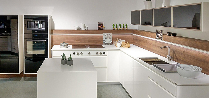 Moderne kontrastreiche Küche in ruhiger nicht aufdringlichen Atmosphäre