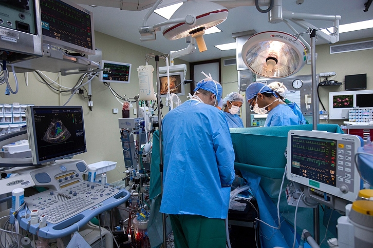Ärzte beim operieren, mit modernster Technik