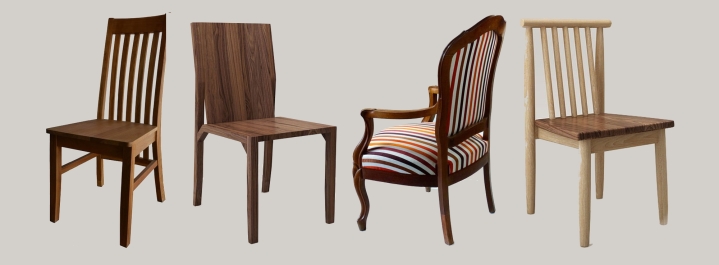 Drei Holz-Stühle und ein Sessel mit Lehne
