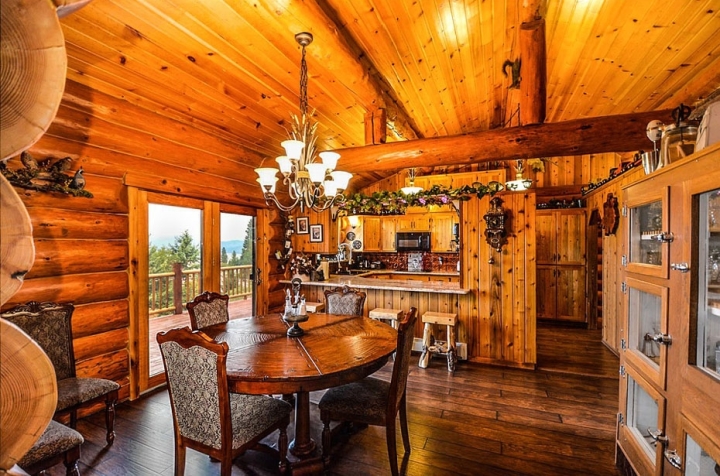 Rustikaler Innenausbau eines Blockhauses mit Massivholzmöbeln und gemütlicher Atmosphäre