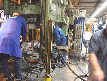 2 Mitarbeiter für Industriereinigung in einer Firma an Maschinen