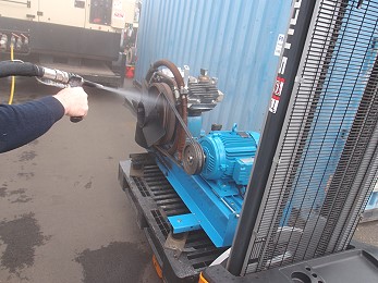 Trockeneisreinigung einer Maschine
